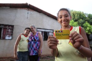 mulher mostrando o cartão do bolsa familia